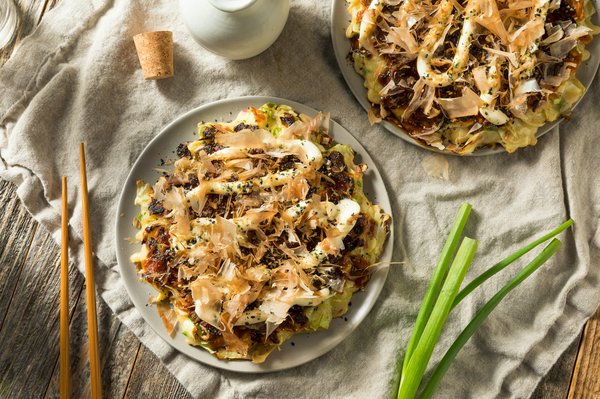 ¿Cuál es el método para hacer crepes japonesas esponjosas llamadas okonomiyaki?