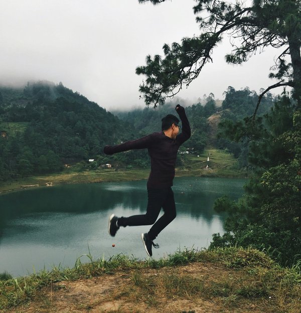 ¿Cuáles son los mejores parques de atracciones para un día de emociones fuertes entre amigos?